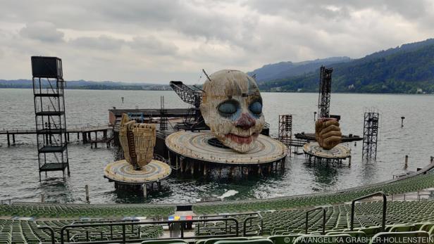 Der Clown der Bregenzer Festspiele wartet auf die Seebühnenbesucher