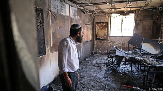 Ein Rabbi in der niedergebrannten Torah-Schule von Lod