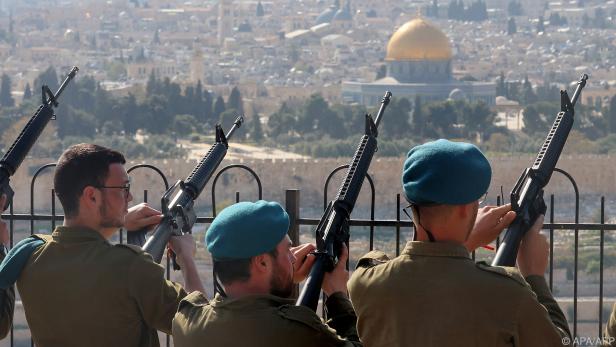 Israelische Soldaten blicken auf die Altstadt von Jerusalem
