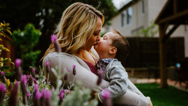 Diese Mutter küsst ihr Kind auf den Mund – und löst eine Debatte aus