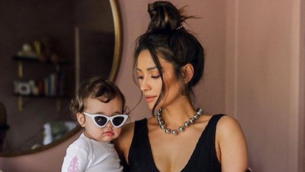 So cool geht Shay Mitchell mit Mom-Shaming um