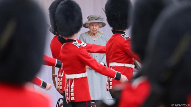 Gardisten marschieren auf Schloss Windsor an der Queen vorbei