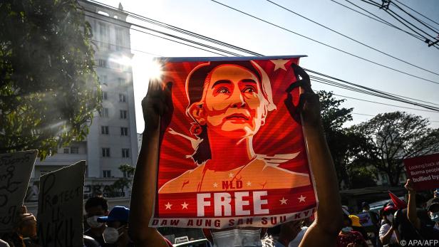 Anhänger setzen sich für Suu Kyis Freilassung ein
