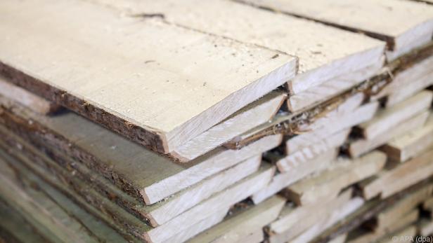 Höhere Holzpreise und Materialknappheit belasten Baubranche.