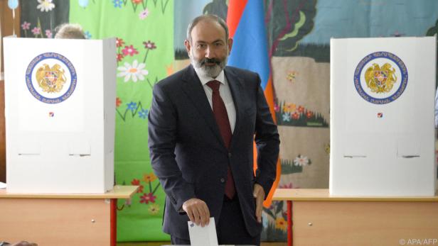 Armeniens Premier Paschinjan bei der Stimmabgabe