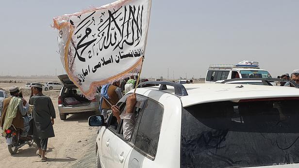 In dem wichtigen Grenzabschnitt werden Taliban-Flaggen gehisst