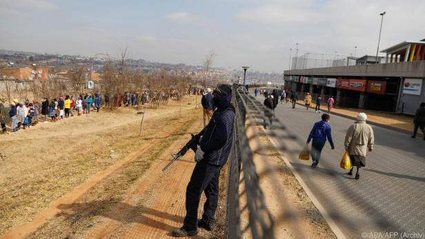 Sicherheitskräfte vor Supermarkt nach Plünderungen in KwaZulu-Natal