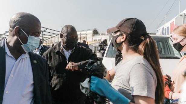 Cyril Ramaphosa im Gespräch mit Freiwilligen beim Aufräumen