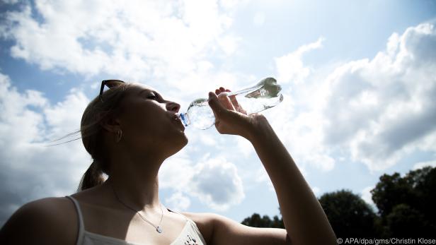 Mindestens 1,5 Liter Flüssigkeit sollte man bei sommerlichen Temperaturen täglich trinken