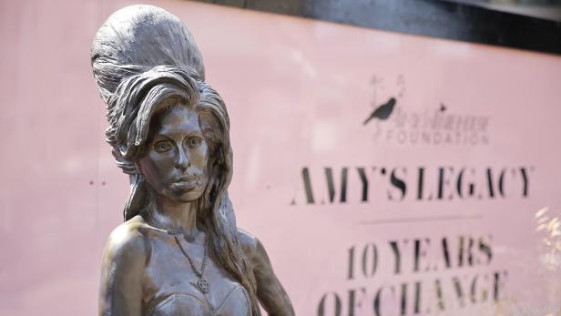 Statue von Amy Winehouse in London