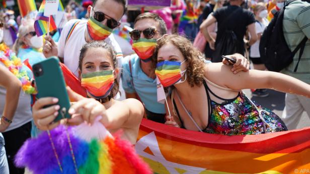 Viele Feiernde trugen Mund-Nasen-Schutz in Regenbogenfarben