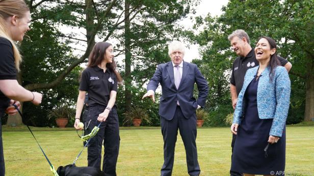 Premier Johnson bei einem Treffen mit Hundeführern