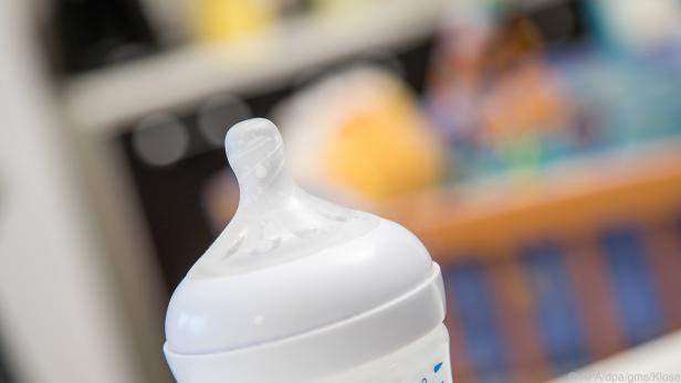 Der Sauger von Babyflaschen sollte extra gereinigt werden