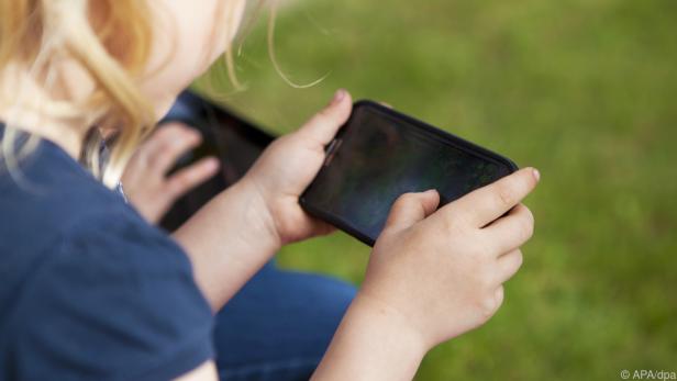 Viele Kinder und Jugendliche lieben das Spielen auf dem Smartphone