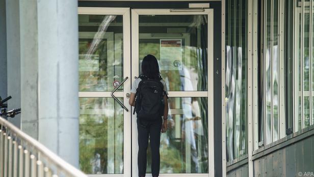 Stoff BDO in geöffneten Milchpackungen in Küche festgestellt