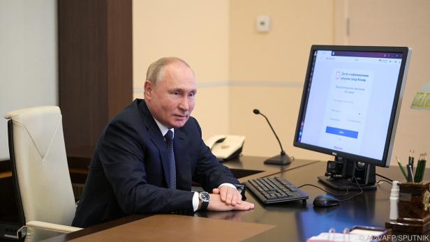 Auf Putins Armbanduhr ist auf diesem Foto ein falsches Datum zu sehen