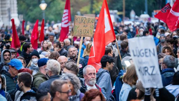 ÖVP-Ermittlungen: DemonstrantInnen forderten "Kurz muss gehen"