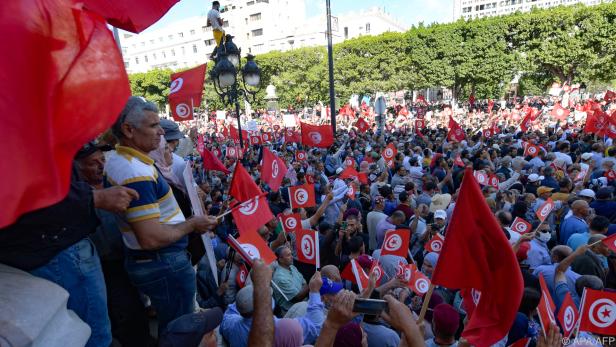Tausende Demonstranten auf den Straßen von Tunis