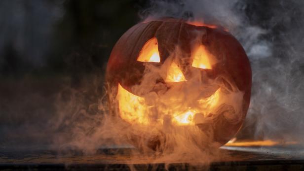 Du möchtest an Halloween mit toller Deko überzeugen? Wir zeigen dir, wie du sie selber basteln kannst.