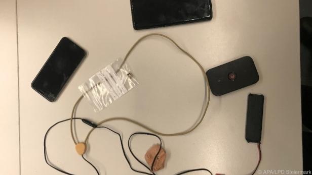 ++ HANDOUT ++ Mit diesem Equipment wurden die schummelnden Prüflinge verkabelt