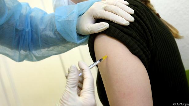 Experte rät dazu, nicht auf eine mögliche Impfstoff-Anpassung in ein paar Wochen zu warten