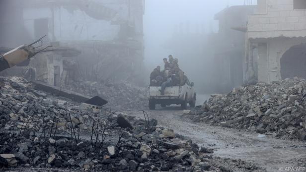 Rebellen auf dder Fahrt durch das kriegszerstörte Latakia