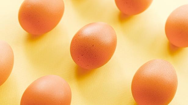 Ein rohes Ei schälen? Dieser Trend geht auf TikTok viral