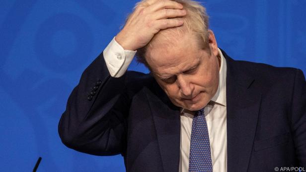 Boris Johnson steht mit dem Rücken zur Wand
