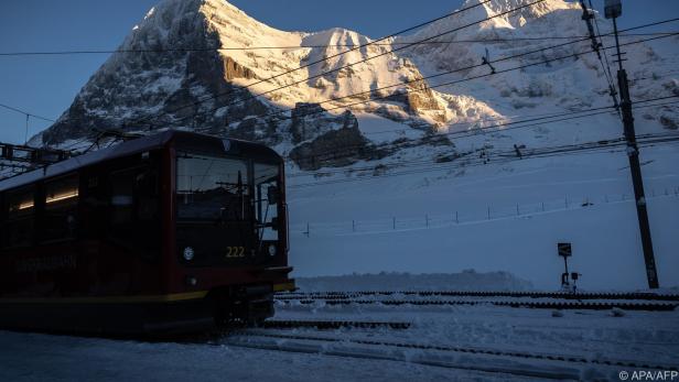 Junge Afghanen reisen mit Zug in die Schweiz