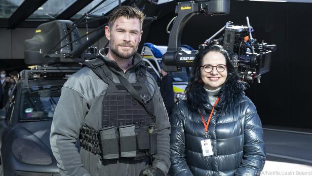 Staatssekretärin Andrea Mayer besuchte Chris Hemsworth am Filmset in der Donaustadt