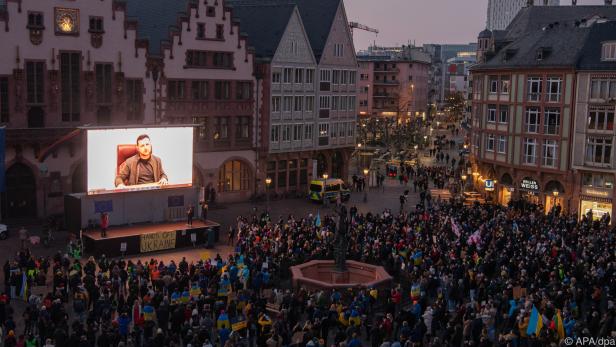 Bei einer Demo in Frankfurt war Selenskyj live zugeschaltet