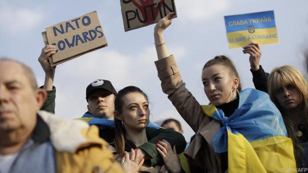 Demonstranten zeigen Solidarität mit Ukraine