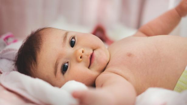 6 Fehler, die viele beim ersten Babybesuch nach der Geburt machen