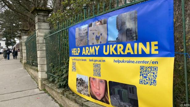 Hilfsaufruf für ukrainische Armee vor Kiews Botschaft in Wien