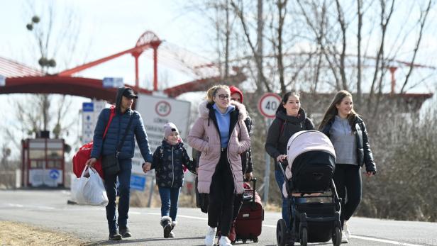 Ukrainische Flüchtlinge an der ungarischen Grenze