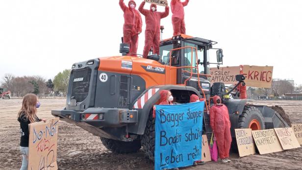 Lobau-AktivistInnen angeblich ungesichert von Baggern gezerrt