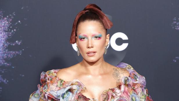 Halsey: Zweite Endometriose-Operation kurz vor den Grammys