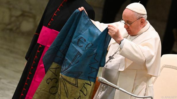 Papst hielt ukrainische Flagge aus Butscha hoch