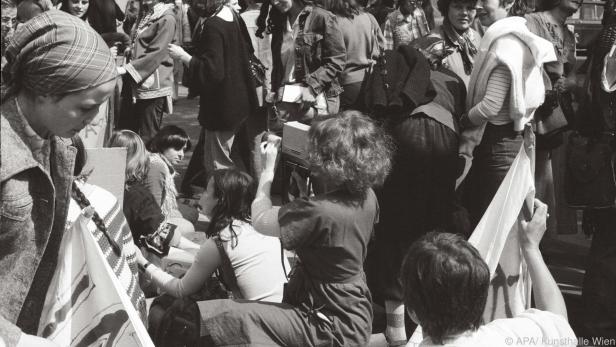 Delphine Seyrig filmt während einer Demonstration in Paris.