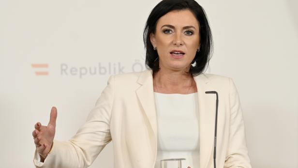 Landwirtschaftsministerin Elisabeth Köstinger (ÖVP) tritt zurück