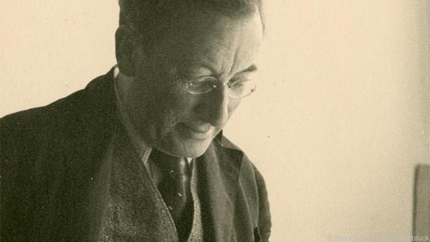 Ludwig von Ficker an seinem Schreibtisch um das Jahr 1950