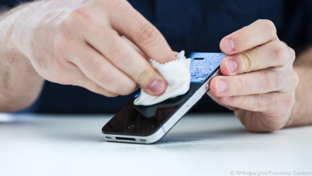 Ein Großteil der Keime lässt sich durch bloßes Abwischen vom Smartphone entfernen