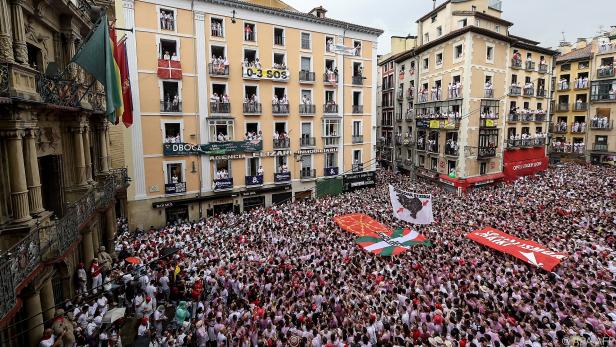 Tausende Begeisterte auf den Straßen von Pamplona