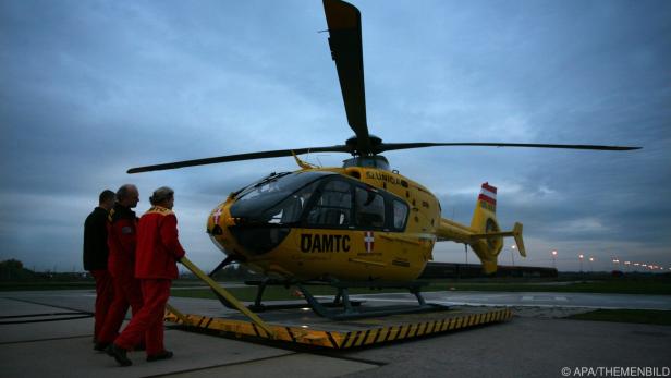 Der Notarzthubschrauber brachte den Verletzten ins Spital (Archivbild)