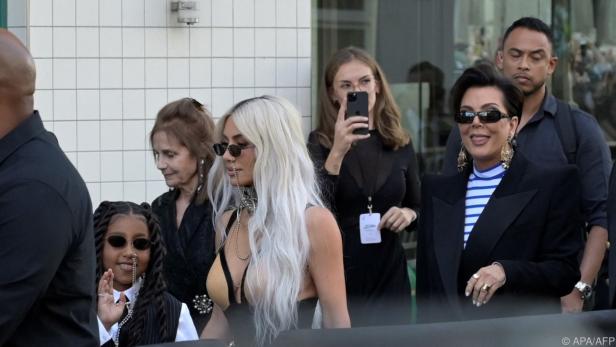 Kim Kardashian mit Tochter North West (l.) und Mutter Kris Jenner (r.)