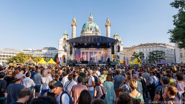 Vor der Karlskirche wird dieser Tage wieder musiziert