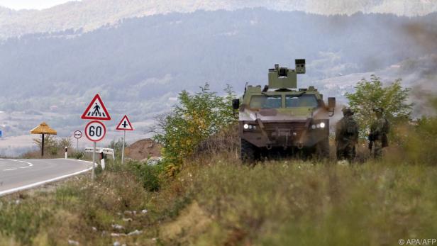 Serbische Panzer in der Nähe der Grenze zum Kosovo (Archivbild)