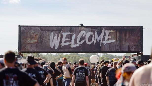 Festival-Besucher stehen Schlange vor dem Haupteingang