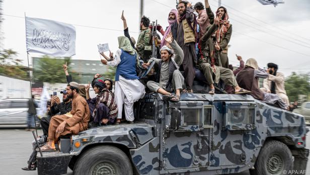 Die Taliban auf einem vom US-Militär zurückgelassenen Humvee