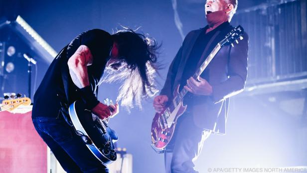 Dave Grohl und Pat Smear quälen die Gitarren